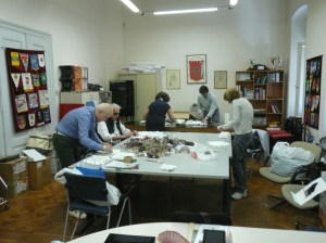 Al lavoro per impacchettare e spedire gli occhiali usati raccolti